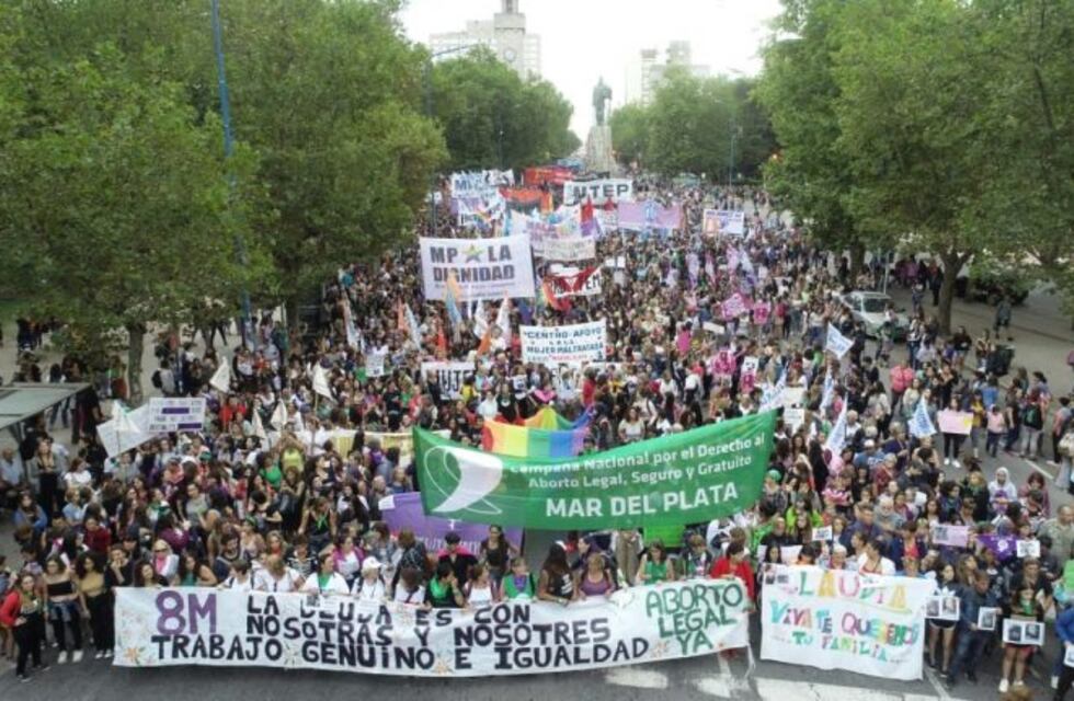 Marplatenses marcharon por el 8M y reclamaron la aparición de Claudia Repetto