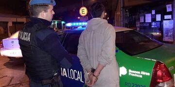 Joven patoteó a los policías que quisieron intentificarlo: los invitó a pelear pero fue aprehendido (Foto: Policía Local)