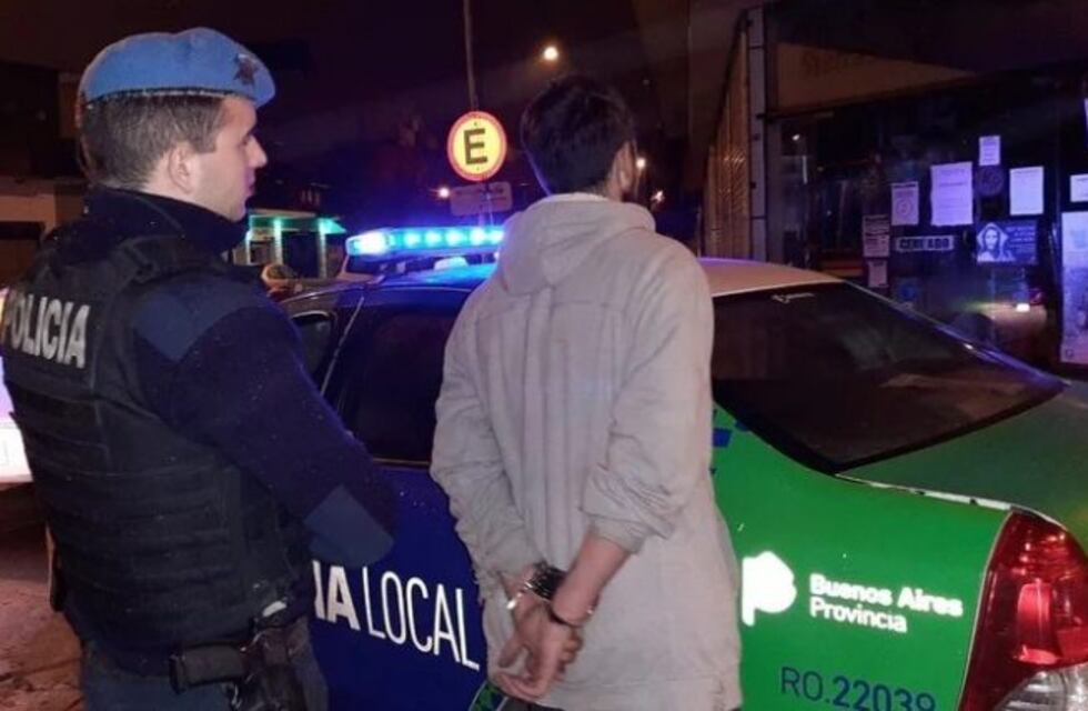 Joven patoteó a los policías que quisieron intentificarlo: los invitó a pelear pero fue aprehendido