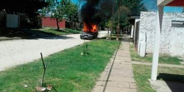 Vecinos de Paraná quemaron el auto del hombre acusado de matar a golpes a su hija