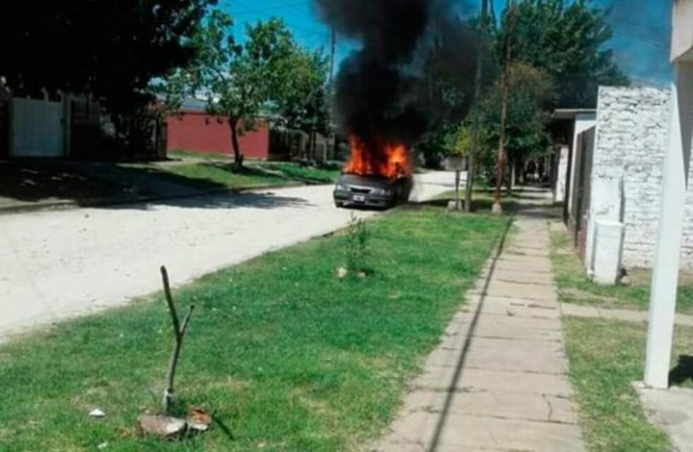 Vecinos de Paraná quemaron el auto del hombre acusado de matar a golpes a su hija
