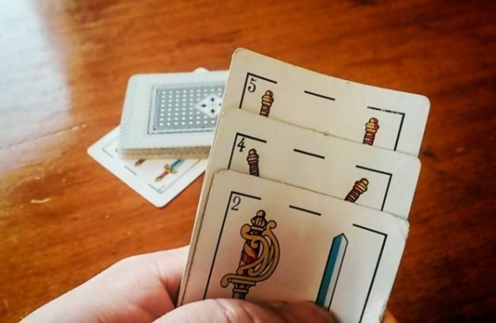 Desbarataron un torneo de truco clandestino y detuvieron a 16 personas