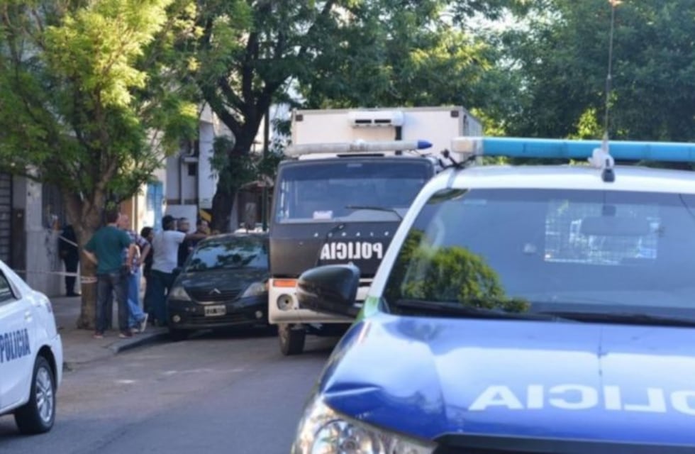 Vecinos de Los Hornos lincharon a un hombre que abusó de un nene de 3 años