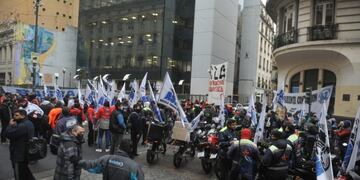 Movilización de trabajadores de aplicaciones de delivery frente a la Legislatura porteña\u002E (Clarín)