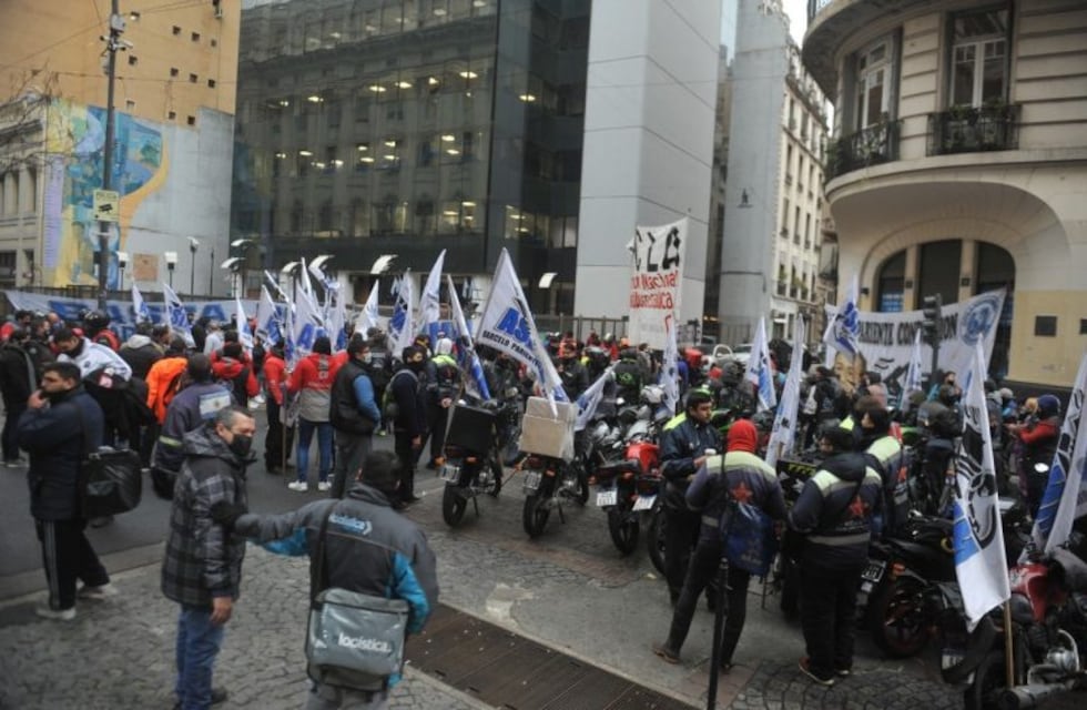 Incidentes durante una protesta de trabajadores de delivery frente a la Legislatura porteña