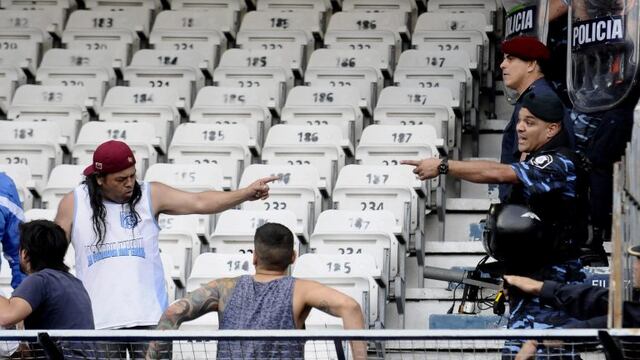 DYN612, BUENOS AIRES 06/12/2015, RACING VS. INDEPENDIENTE..rnFOTO: DYN/PABLO AHARONIAN incidentes disturbios durante el entretiempo la barrabrava barra brava la guardia imperial ataco a simpatizantes de independiente cancha de racing club  partido Liguill