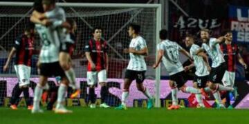 San Lorenzo y Estudiantes de La Plata chocan en Mar del Plata. / AFP PHOTO / ALEJANDRO PAGNI