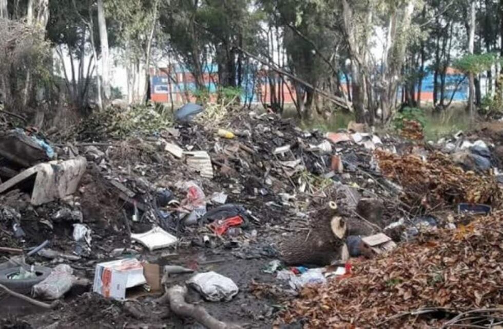 Indignación de vecinos de La Emilia por basura acumulada en el monte