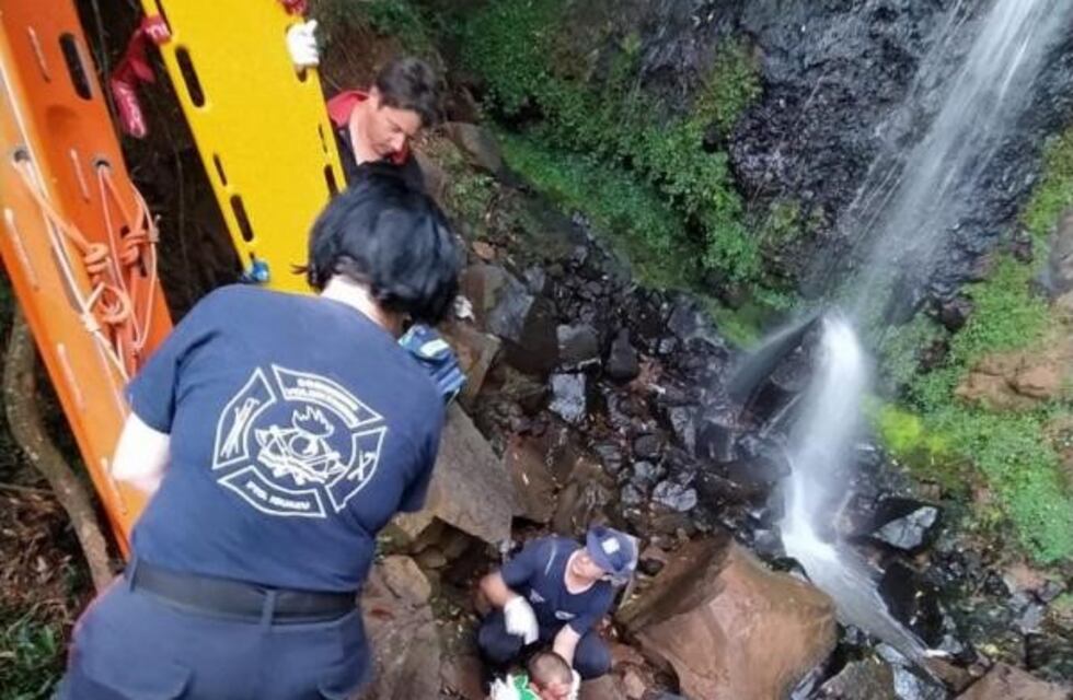 Bomberos Voluntarios rescataron a un hombre que se cayó del Salto Mariposa