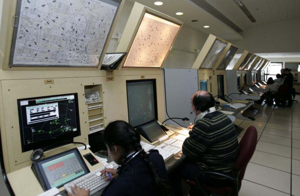Ezeiza: un piloto bloqueó durante 15 minutos la comunicación con la torre de control para cantar "Despacito"