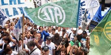 Estatales marcharon por el centro rosarino en reclamo de mejoras salariales\u002E (Cicop)