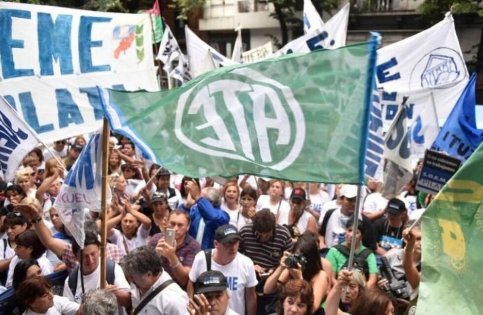 Estatales y docentes se movilizaron en reclamo de una mejora salarial