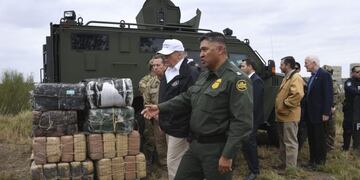 El presidente Donald Trump camina cerca de la frontera entre Estados Unidos y México con patrullas fronterizas\u002E