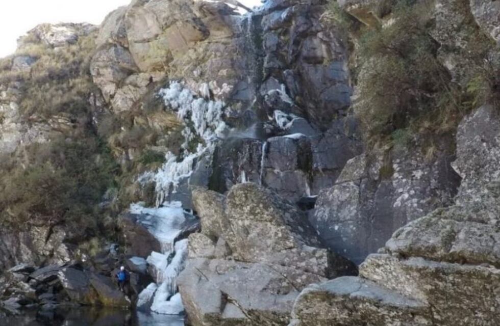 Las bajas temperaturas congelaron una cascada cordobesa