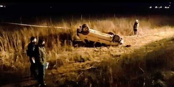 El vuelco fatal ocurrió en la Ruta S26, entre las vías férreas y el río Carcarañá\u002E (Red de Emergencias)