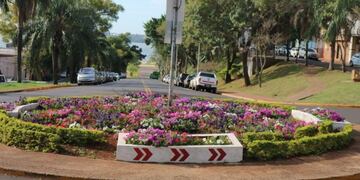 La consigna de Posadas otra vez linda, continúa con flores en los canteros de las rotondas de las principales avenidas de la ciudad\u002E