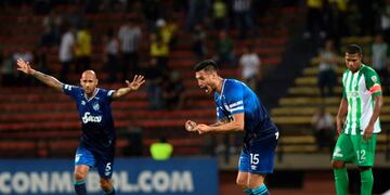 Argentina's Atletico Tucuman players Jonathan Cabral (C) and Juan Mercier (L) celebrate after their time qualified for the first time for the Copa Libertadores quarterfinals at the Atanasio Girardot stadium, in Medellin, Antioquia department, Colombia on August 28, 2018\u002E (Photo by JOAQUIN SARMIENTO / AFP) medellin colombia Jonathan Cabral campeonato torneo copa libertadores 2018 futbol futbolistas partido Atletico Nacional Atletico Tucuman