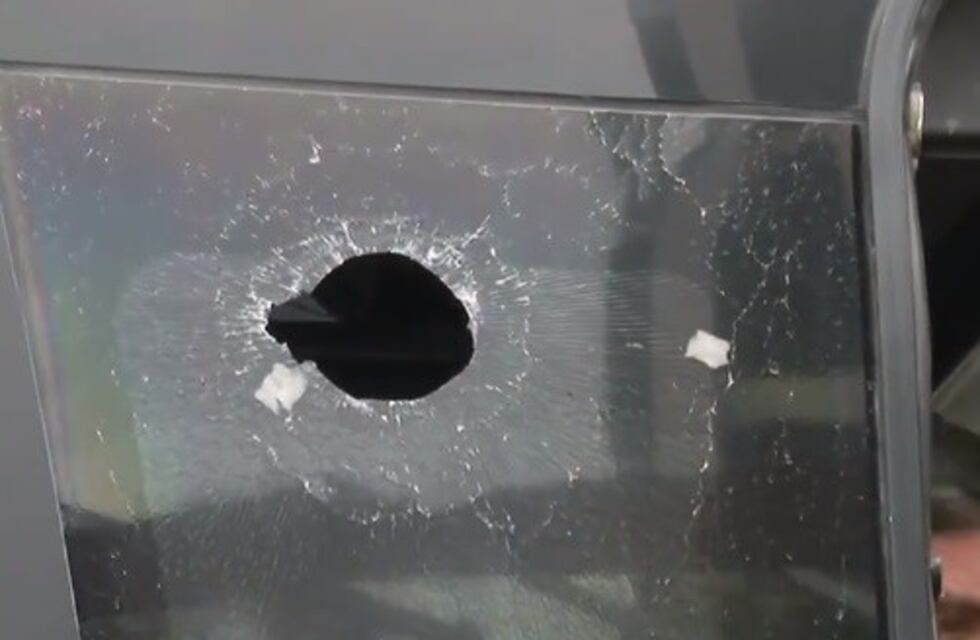 Video: el micro que trasladaba al plantel de Boca recibió un piedrazo