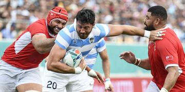 TOPSHOT - Argentina's back row Javier Ortega Desio (C) runs with the ball during the Japan 2019 Rugby World Cup Pool C match between Argentina and Tonga at the Hanazono Rugby Stadium in Higashiosaka on September 28, 2019\u002E (Photo by Filippo MONTEFORTE / AFP)