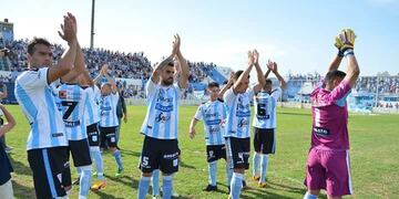 Racing ganó ante Sarmiento y espera tranquilo la revancha\u002E
