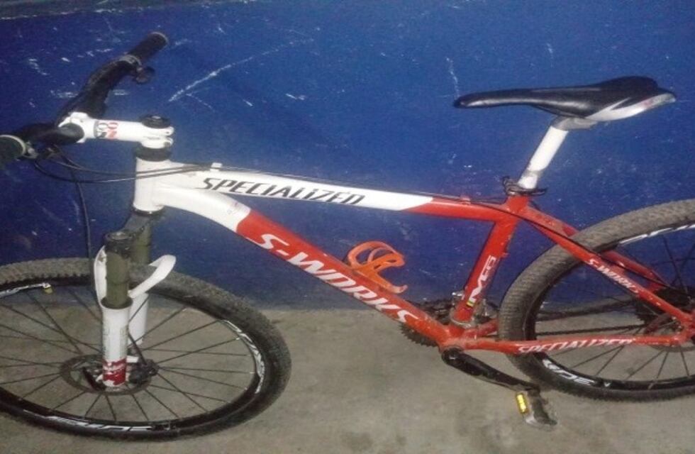Lo amenazaron con un machete para robarle la bicicleta y fueron detenidos