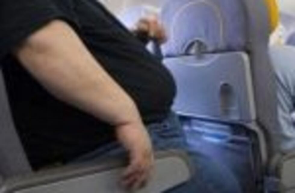 ¿Está bien que las aerolíneas le cobren más a los pasajeros obesos?