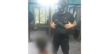 El chico salió con sus amigos que lo dejaron solo\u002E