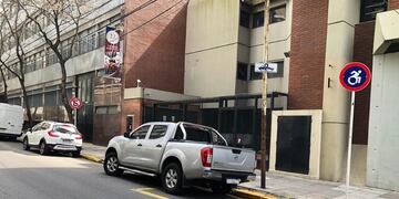 Ya se pueden denunciar autos mal estacionados a través del Whatsapp de la Ciudad de Buenos Aires (GCBA)