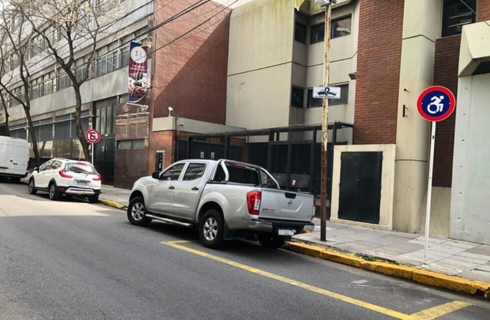 Ciudad de Buenos Aires: los autos mal estacionados se pueden denunciar por WhatsApp