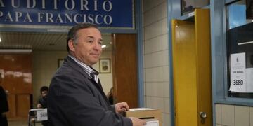 Mario Casteller votando