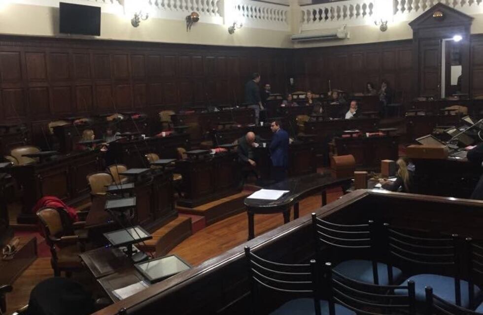 Se retobaron cuatro legisladores oficialistas y no hubo quórum para tratar una ley de Cornejo