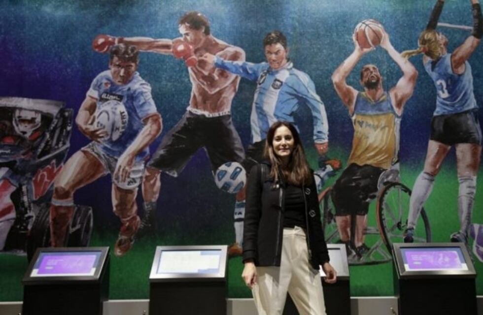 Con holograma propio: Luciana Aymar fue al Museo del Deporte Santafesino