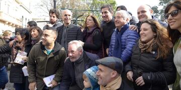 DYN06, BUENOS AIRES, 22/07/2017, EL JEFE DE GOBIERNO DE LA CIUDAD DE BUENOS AIRES, HORACIO RODRÍGUEZ LARRETA; LA SEGUNDA CANDIDATA A DIPUTADA NACIONAL, CARMEN POLLEDO, Y EL PRIMER CANDIDATO A LEGISLADOR PORTEÑO, ANDY FREIRE, PARTICIPARON DE UN TIMBREO EN SAN TELMO\u002E\nFOTO:DYN/PRENSA CAMBIEMOS\u002E
