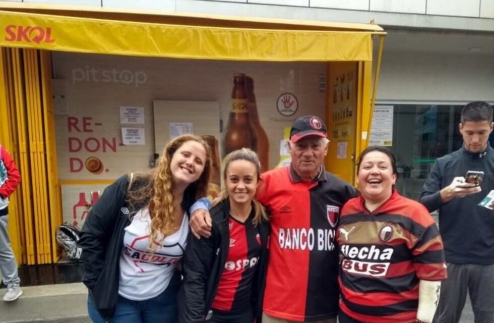 Conocé la historia del "abuelo sabalero" que recorre el mundo tras el triunfo de Colón