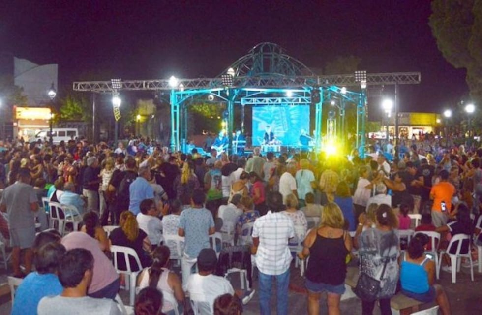 En el centro de Santa Rosa comenzó con éxito el ciclo Música en la Plaza