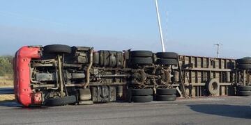 Un camión protagonizó un fuerte vuelco sobre la ruta 38