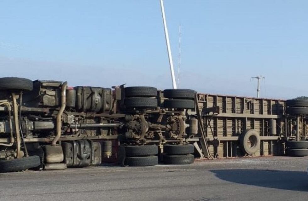 Vuelco de un camión en Ruta Nacional 38