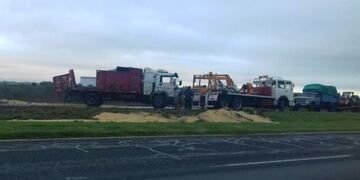 El camiu00f3n volcu00f3 a la altura del kilu00f3metro 14 de la autopista Rosario-Santa Fe.