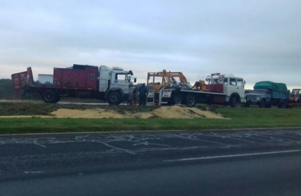 Volcó un camión con cereal y provocó el corte de una de las manos de la autopista Rosario-Santa Fe