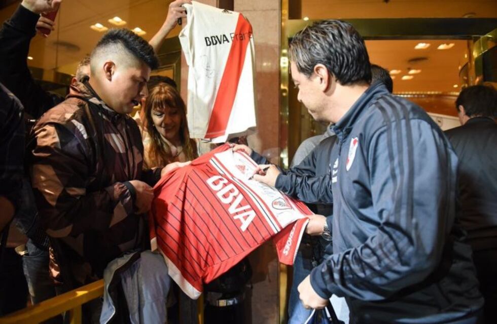 El plantel de River, con Gallardo a la cabeza, recibió el cariño del público cordobés