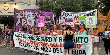 Las actividades por el Día Internacional de la Mujer comenzaron con un corte frente al Arzobispado de Rosario\u002E (Twitter)