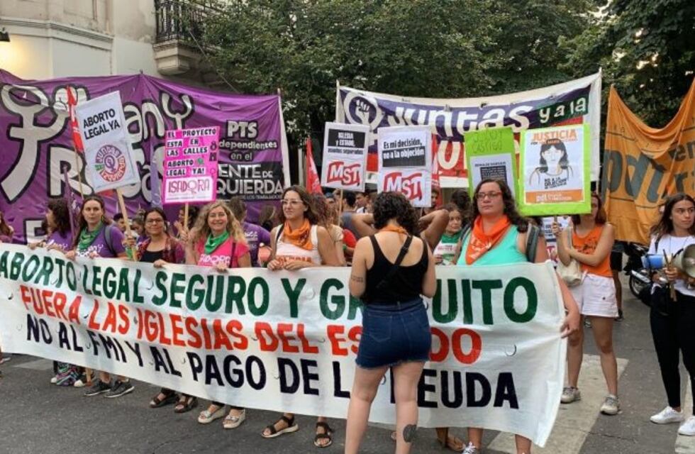 Las actividades por el Día de la Mujer comenzaron en Rosario con una protesta frente al Arzobispado
