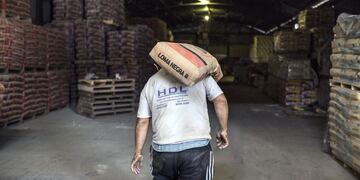 A worker carries a bag of Loma Negra Cia Industrial Argentina SA cement at a warehouse in Buenos Aires, Argentina, on Thursday, Oct\u002E 26, 2017\u002E Loma Negra Cia Industrial Argentina is expected to set an initial public offering (IPO) price on October 31\u002E Photographer: Sarah Pabst/Bloomberg buenos aires bolsas de la compañia loma negra fabrica fabricacion de cemento capitales compañia vendera acciones en la Bolsa