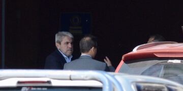 Anibal Fernández aguarda a Cristobal López y Fabían De Sousa\u002E (Clarín)