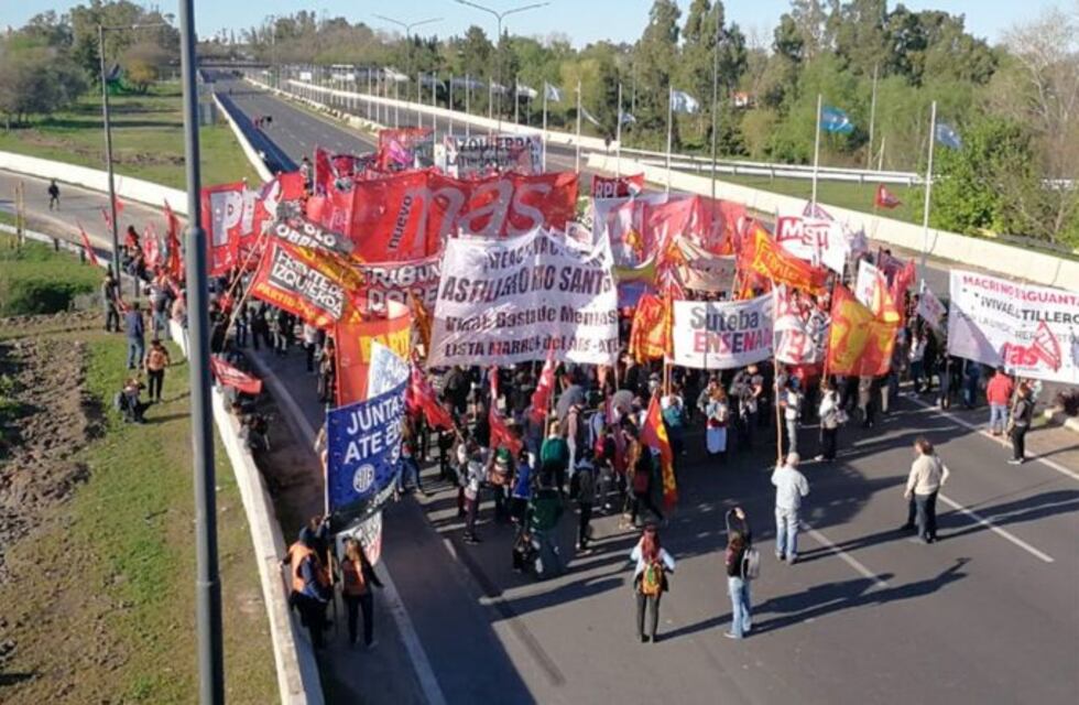 Servicios limitados, piquetes y calles vacías en La Plata