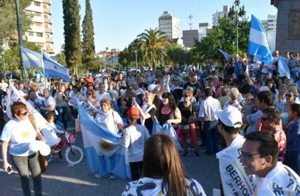 La "Marcha del Millón" fue acompañada en la Plaza San Martín de Santa Rosa