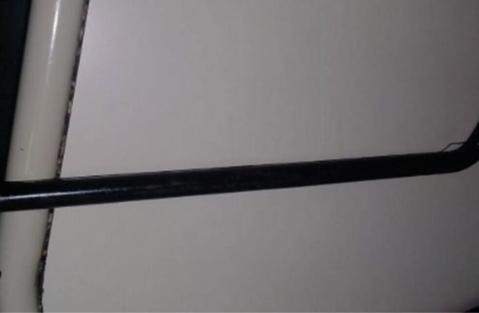 De locos: taxista chocó con un colectivo y golpeó al chofer con un fierro