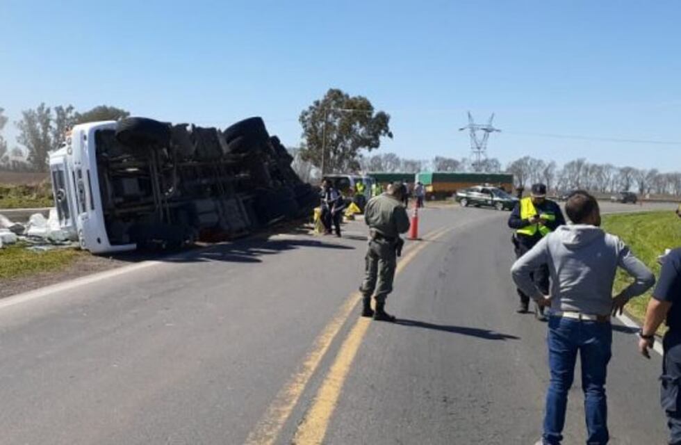 Volcó un camión en la peligrosa curva de Peña