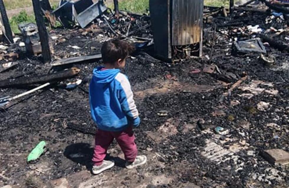 Se incendió su casa y los vecinos la ayudan a reconstruirla