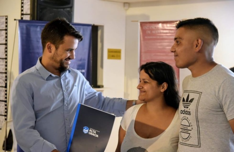 Más vecinos de Alta Gracia recibieron sus escrituras a través del programa "Lo Tengo"